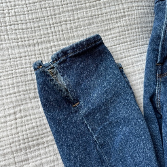 Good American Good Legs Twisted Slit Jeans - Picture 4 of 6